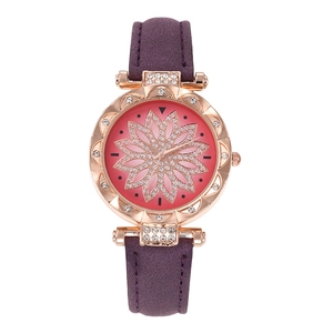 Details einer Roségold-Quarzuhr mit Strass-Blumenzifferblatt und lila Wildlederarmband