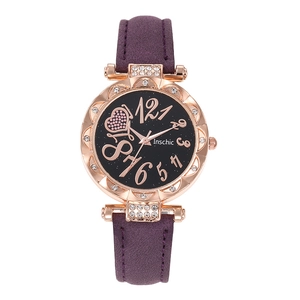 Détail du bracelet en cuir givré violet et cadran ciel étoilé or rose avec accents diamant