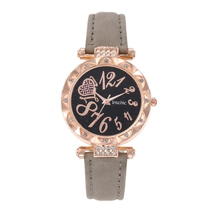 Détail du boîtier montre or rose avec lunette cristal et bracelet cuir mat gris