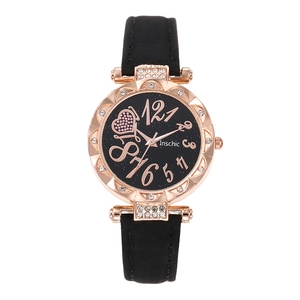 Montre femme en or rose avec bracelet cuir noir et cadran motif cœur en strass