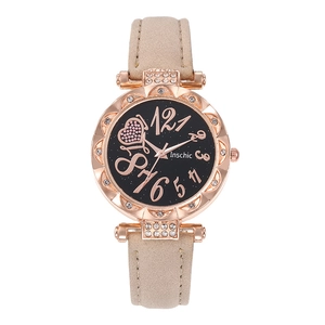Montre élégante en or rose avec cadran noir étoilé et bracelet en cuir beige doux