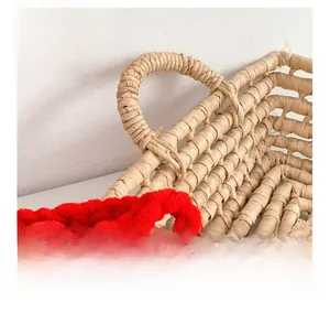 Vue macro du crochet en laine rouge et tissage de paille avec détails de couture