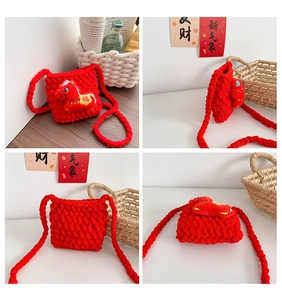 Vue détaillée sur quatre angles d'un sac rouge enfant crocheté avec breloque dorée Fu