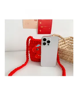 Sac bandoulière dragon au crochet fait main comparaison de taille avec un smartphone