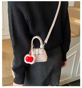 Rosa Kinder Umhängetasche in Muschelform mit roten Punkten und Kirsch-Plüsch-Anhänger