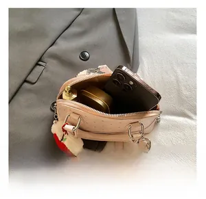 Detailansicht der Mini-Muscheltasche in Rosa zeigt Platz für Handy und Kosmetik