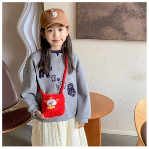 Détail du sac bandoulière rouge au crochet avec figurine de dessin animé festive
