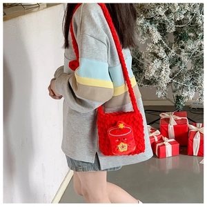 Détail du sac à bandoulière en tricot rouge fait main avec caractère brodé pour Nouvel An