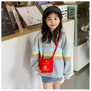 Gros plan sur un sac porte-bonheur en crochet rouge pour enfant au style chinois traditionnel