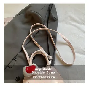 Detail der rosa gepunkteten Muscheltasche mit verstellbarem Schultergurt und Lederstruktur