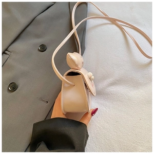 Vue latérale d'un mini sac bandoulière rose en cuir PU avec oreilles de lapin pour filles