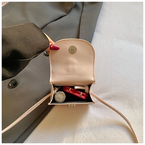 Intérieur du petit sac rose avec fermeture magnétique et espace de rangement