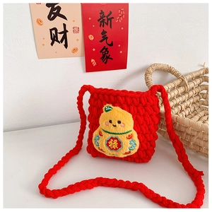 Détail du sac à bandoulière rouge crocheté à la main avec broderie dorée et patch peluche