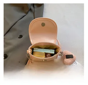 Vue intérieure d'un petit sac rose avec maquillage et charm coeur fait à la main