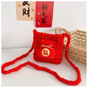 Détail du sac porte-bonheur rouge tissé main avec broderie festive dorée du caractère Fu