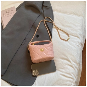 Mini sac matelassé rose avec chaîne dorée et détail logo sur une veste grise