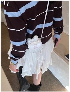 Détail du mini sac bandoulière blanc avec un grand nœud et une broderie chiot