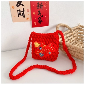 Détail du sac bandoulière enfant en crochet rouge avec broderie festive de poisson koi