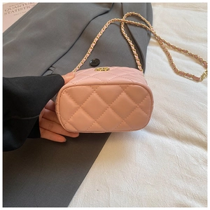Détail du sac à bandoulière matelassé rose clair avec chaîne dorée et finition en cuir texturé