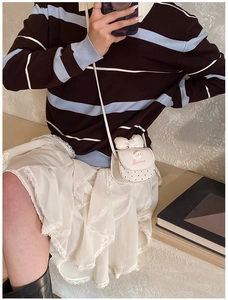 Mini sac à bandoulière crème avec nœud et broderie Barma porté par un enfant