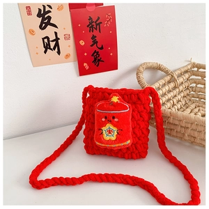 Détail du sac à bandoulière rouge crocheté à la main avec personnage festif du Nouvel An