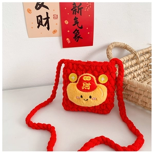 Détail du sac porte-bonheur au crochet rouge avec broderie dorée et bandoulière longue