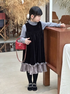 Vue détaillée du sac à main matelassé pour enfants avec une robe de princesse en velours