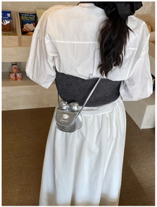 Détail du mini sac bandoulière argenté pour enfants avec nœud et broderie chien de dessin animé