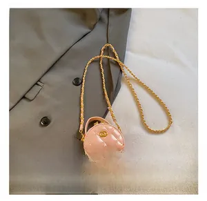 Detailansicht der rosa gesteppten runden Mini-Kettentasche mit goldenem Logo-Emblem