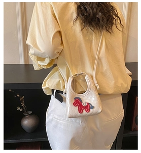 Vista posteriore di un bambino che indossa una mini borsa trapuntata bianca con pony