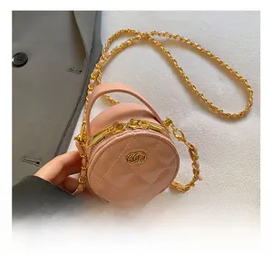 Detail der rosa gesteppten Mini-Rundtasche mit goldener Kette und Handgriff
