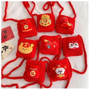 Collection détaillée de sacs à bandoulière rouges tricotés à la main avec motifs de chance