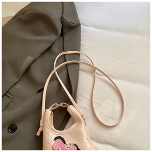 Dettaglio mini borsa rosa trapuntata con ricamo di cavallo a cartoni animati carina