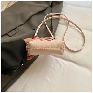 Dettaglio della mini borsa a tracolla rosa trapuntata con fiore di peluche e fibbia in metallo