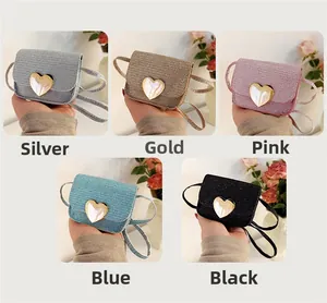Détails de cinq sacs bandoulière pailletés avec boucles métalliques en forme de cœur