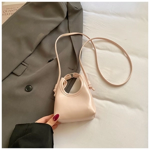 Dettaglio mini borsa rosa chiaro con manici rotondi e trama con cuciture trapuntate