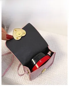 Mini sac à bandoulière rose à paillettes pour filles montrant la capacité interne