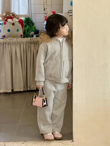 Detail einer pink-schwarzen gesteppten Mini-Handtasche für Kinder im Streetstyle