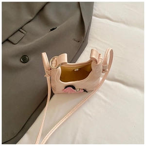 Dettaglio mini borsa trapuntata rosa con patch pony e chiusura magnetica metallica