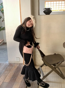 Sac à main rose matelassé pour enfant avec chaîne dorée et robe en maille noire chic