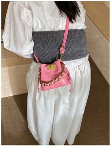 Détail du mini sac seau matelassé rose avec chaîne dorée et fermoir pivotant chic