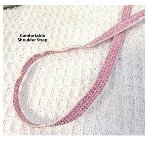 Détail de la bandoulière rose pailletée pour mini sac à cœur pour enfants