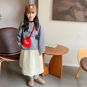 Ensemble sweat gris et jupe matelassée pour enfant avec sac en tricot rouge