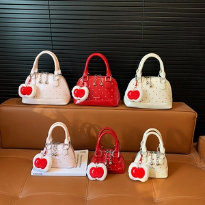 Sac Bandoulière Coquille Enfant Doux Cuir PU À Pois Sac À Main Sac À Épaule À La Mode Pour Filles Avec Pendentif Pomme En Peluche