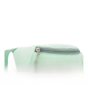 Détail de la fermeture éclair fluide et de la lettre U brodée sur le sac banane vert