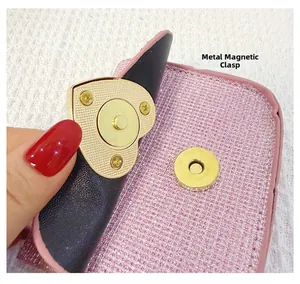 Détail du mini sac à paillettes roses avec fermoir magnétique doré en forme de cœur