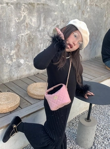 Détail d'un petit sac bandoulière rose matelassé avec chaîne pour mode enfantine