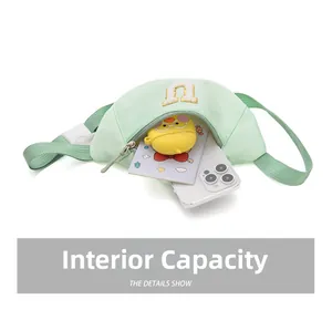 Capacité interne du sac de poitrine enfant en nylon vert clair avec rangement mobile