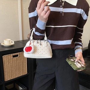 Mini sac à main pour enfants à pois avec charmant pendentif pomme en peluche rouge