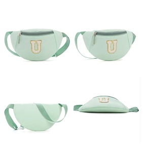 Détail du sac banane enfant vert clair avec broderie lettre U et sangle nylon